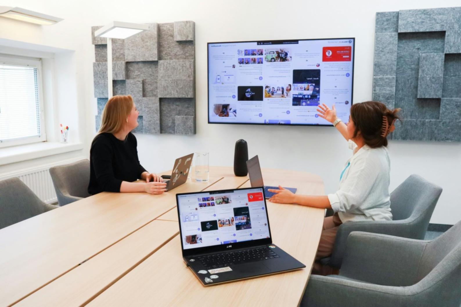 Collaborative learning environment with professionals working together on investment strategies